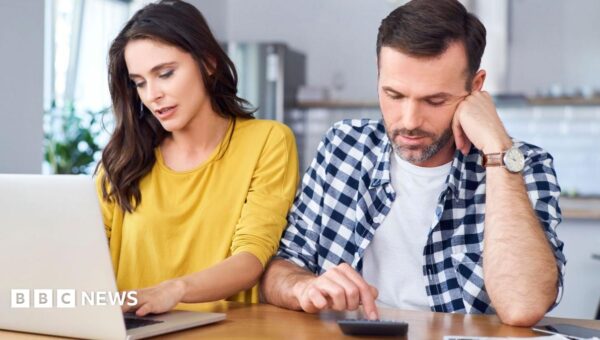 Home sellers cut asking prices on 3,000 properties a day