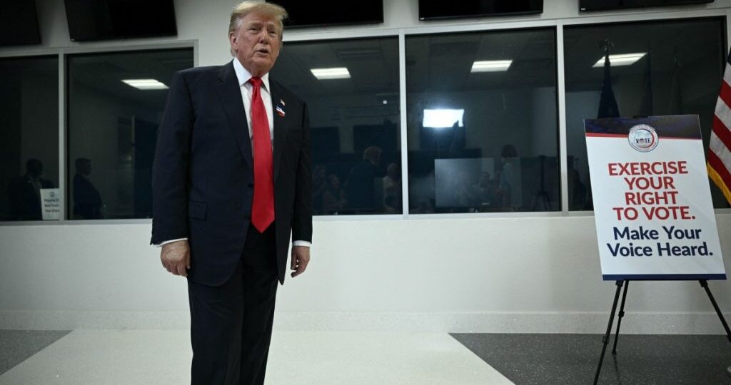 Trump votes early in Florida for US midterm elections