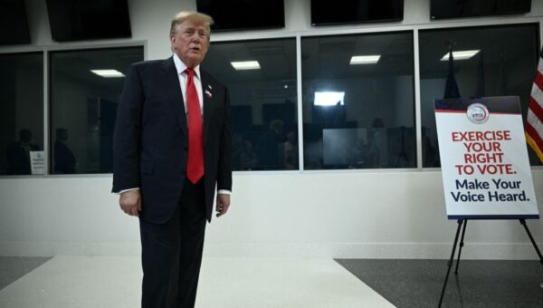 Trump votes early in Florida for US midterm elections