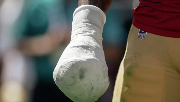 49ers DE Romello Height inspired by Patrick Willis to play through broken hand