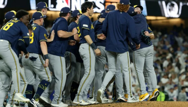 Brewers complete Dodgers sweep to reach World Series