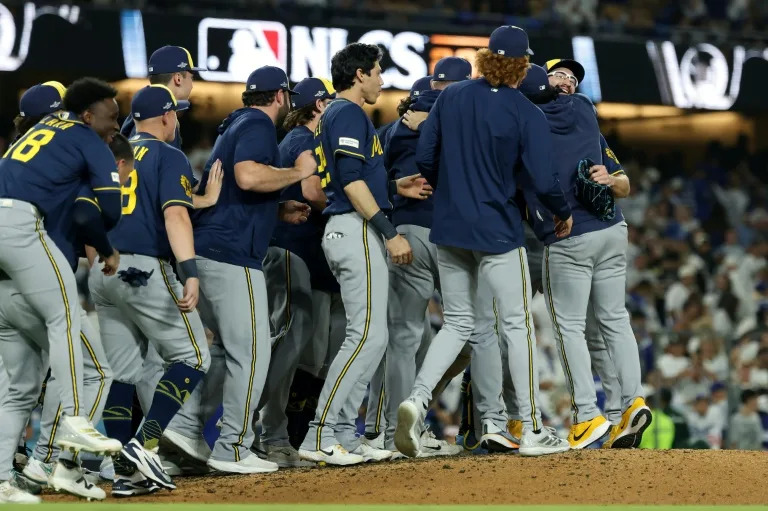 Brewers complete Dodgers sweep to reach World Series