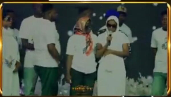 Video: ‘Please, don’t forget your children and I’ – Toluwanisings’ wife breaks down at Tribute Night