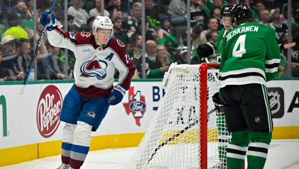 Nathan MacKinnon left bloody after big fight with Roope Hintz