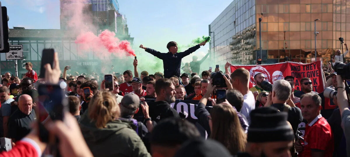 Man United fans twist the knife into Man City’s misery as they revive iconic taunt