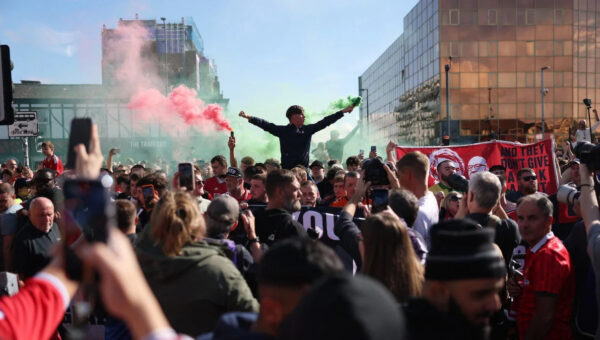 Man United fans twist the knife into Man City’s misery as they revive iconic taunt