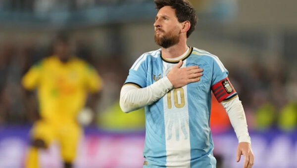 Lionel Messi's last game for Argentina: Pregame tears, a giant flying jersey and 1 final international goal