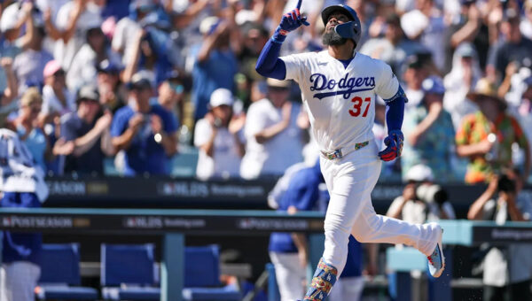 Teoscar Hernández's dramatic home run puts Dodgers up on Braves