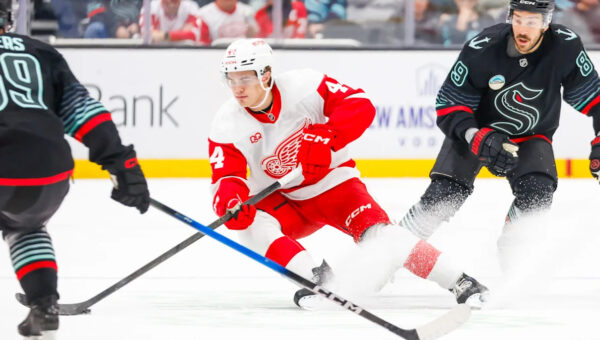 Wings' late rally falls short in SO, 4-3, as Larkin trade list grows