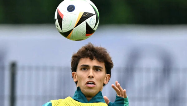 Portuguese forward’s Barcelona dream hit by major contract twist at current club