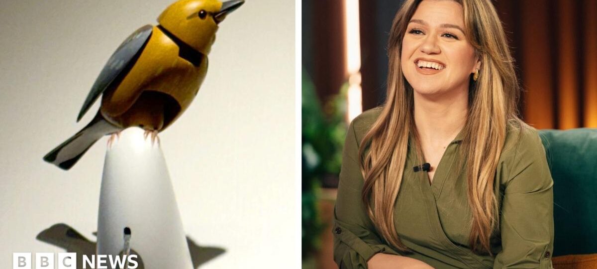 What's going on between Kelly Clarkson and a Brooklyn store bird?