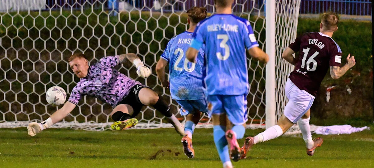 Truro City miss out on top spot after Farnham draw