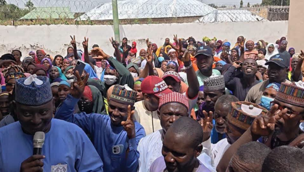 2027: Mass defection hits Kebbi ADC as hundreds of supporters join APC