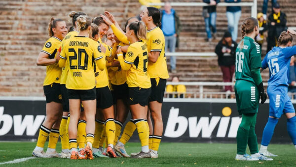 BVB Women Celebrate Victory Over Rhenania Bottrop