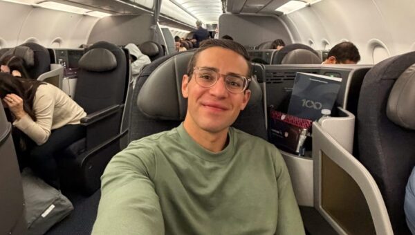 How to make economy feel like an upgrade, according to a travel expert who's spent 3,500 hours in premium cabins