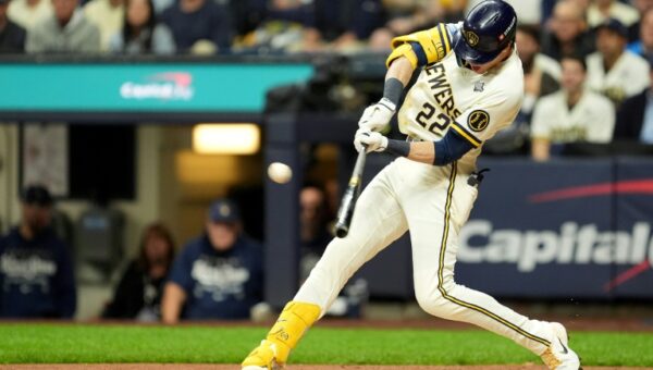 Brewers edge Rays to capture World Series opener