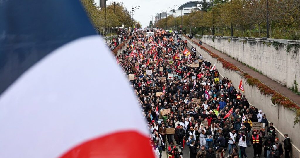 Police fire tear gas as new French demonstrations kick off