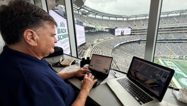 Join Insider Tom Silverstein for a live chat during Packers vs Cowboys Week 6 game