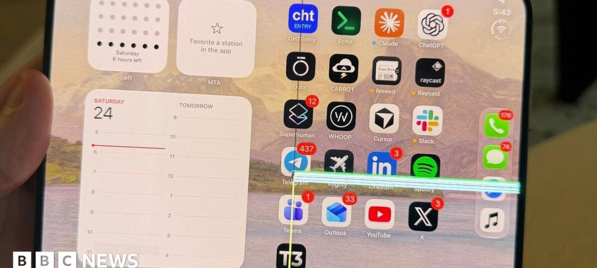 Apple says it will replace iPhone Duo handsets with screen problems