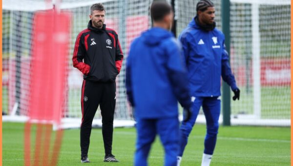 Michael Carrick in early for training but one notable Man Utd star “among the last players to arrive”