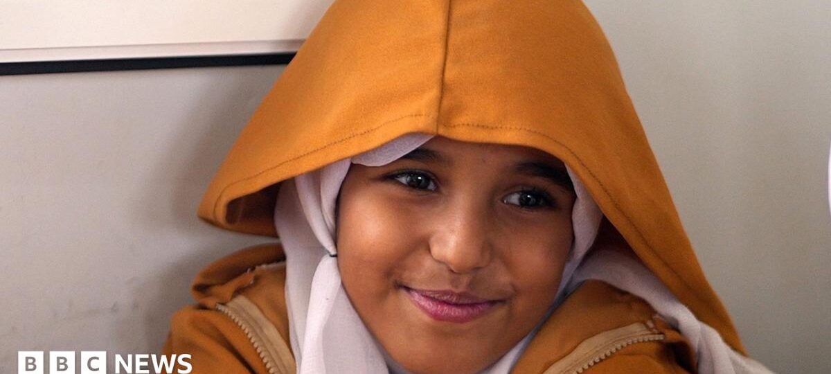 Children brave snipers and mortars to go to school near Yemen front line