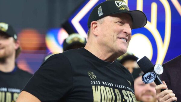 Watch Pat Murphy’s incredible locker room message before Brewers’ wild celebration