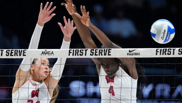 Jaela Auguste shines, defense struggles in Wisconsin volleyball’s win at Iowa