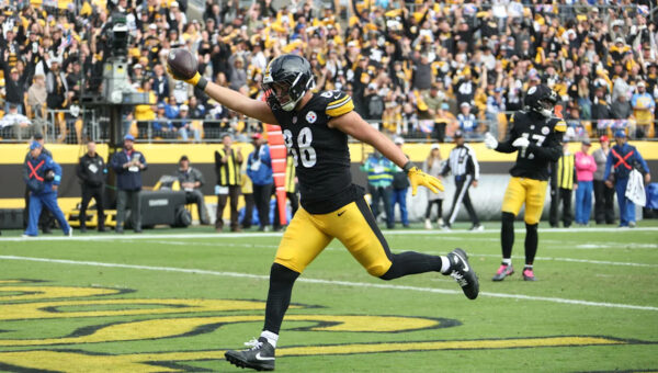 Is Pat Freiermuth playing today? Steelers injury update for Week 6