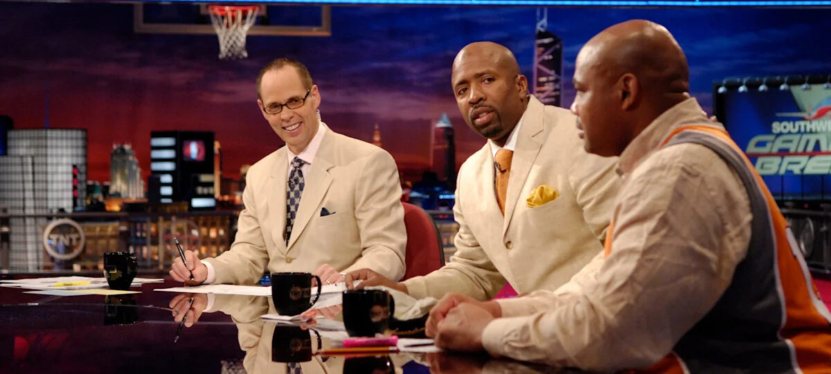 Charles Barkley tears up with 'Inside the NBA' co-hosts paying tribute to Ernie Johnson