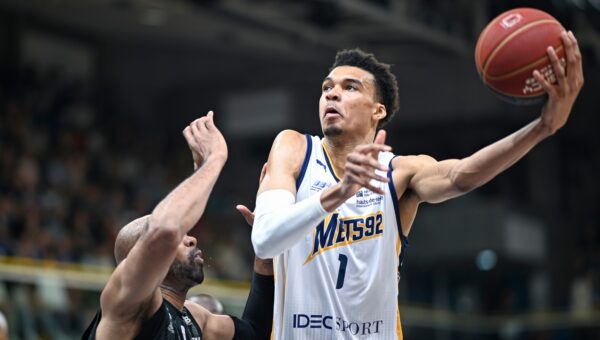 Victor Wembanyama’s rough season opener includes a technical foul
