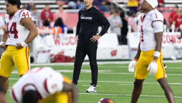 College football writer says Lincoln Riley has run out of time at USC