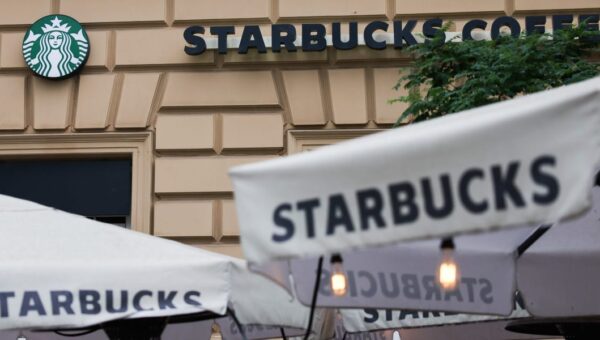Chain restaurants are closing hundreds of locations across the US in 2026. See the list.