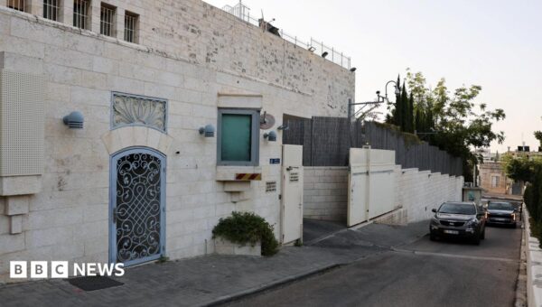 Most UK diplomats to leave East Jerusalem consulate, Israel says, as Miliband says ‘vital services’ will continue
