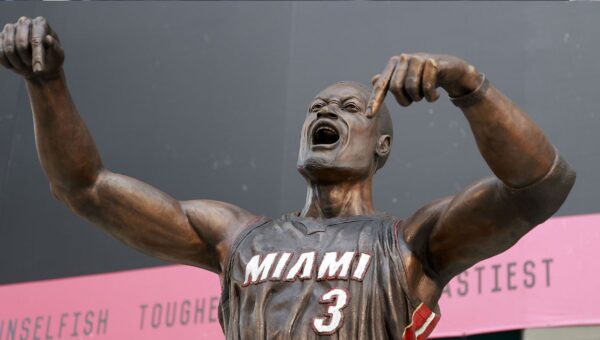 Dwyane Wade keeps it classy with immediate reaction to Heat statue update