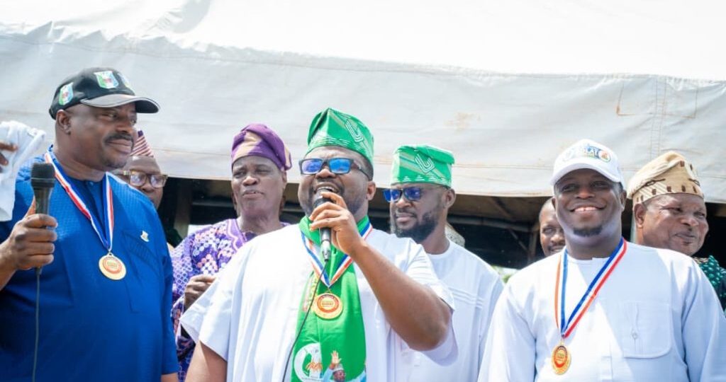 Ajadi honours Akingbile-Oluana community’s 5th anniversary, donates funds on behalf of APM candidates