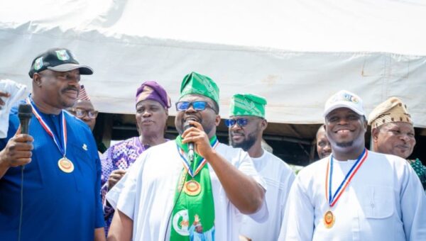 Ajadi honours Akingbile-Oluana community’s 5th anniversary, donates funds on behalf of APM candidates