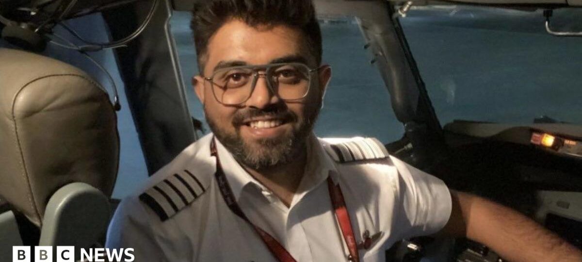 Who is the 'hero' Indian pilot who was stabbed on Israel-bound flight?