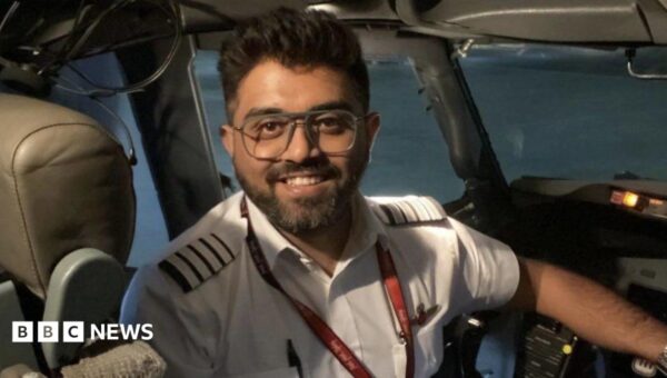 Who is the 'hero' Indian pilot who was stabbed on Israel-bound flight?